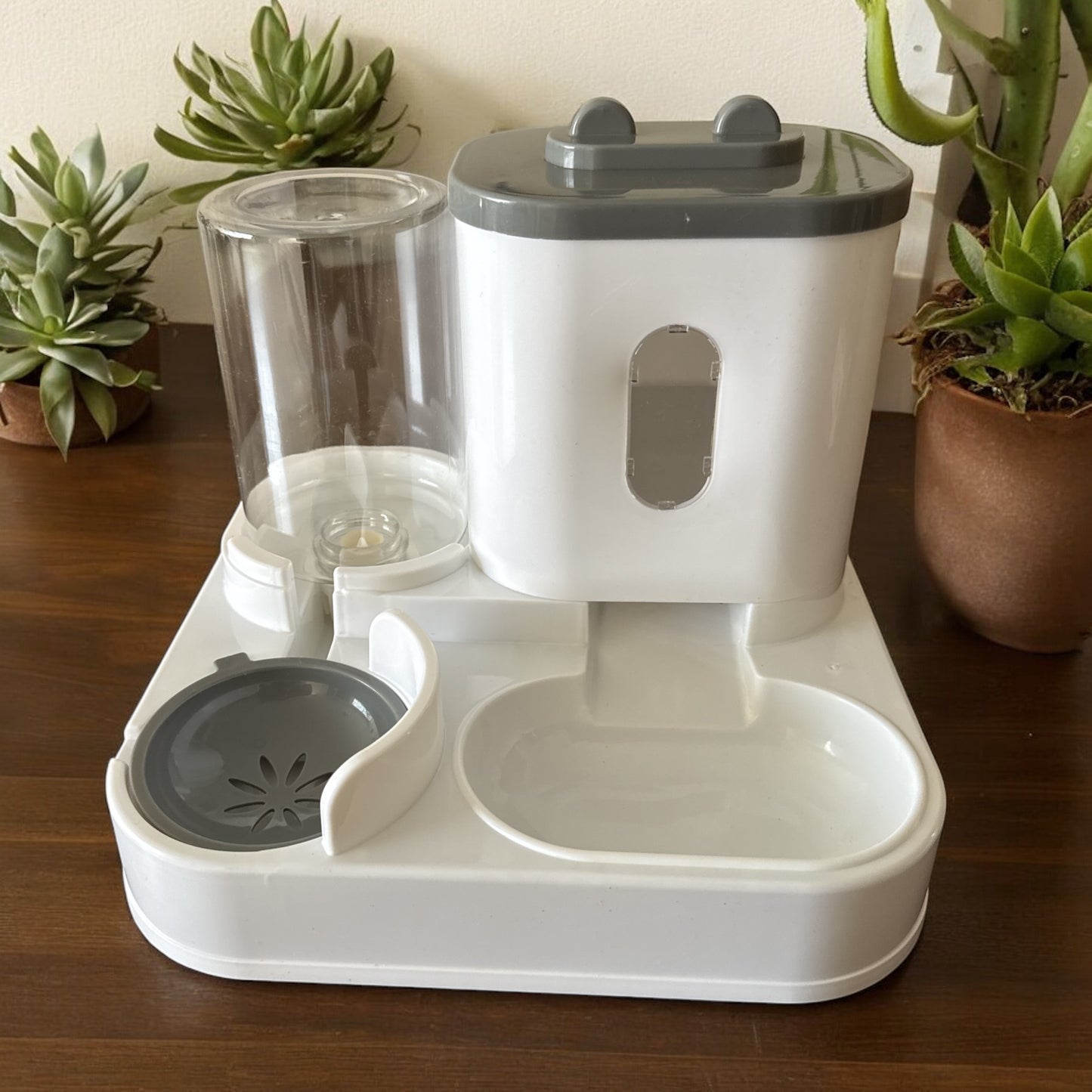 Alimentador con fuente de agua