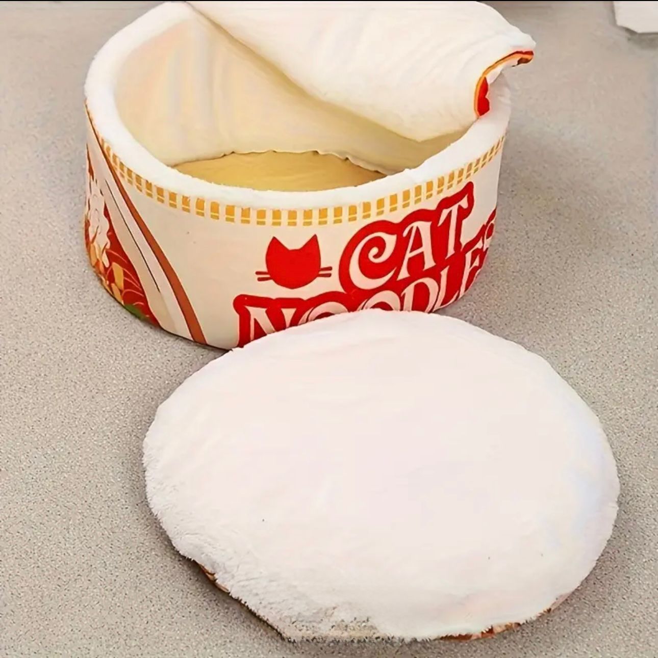 Cama "Cat Noodles" 🍜 – ¡El ramen más cómodo del menú michi!